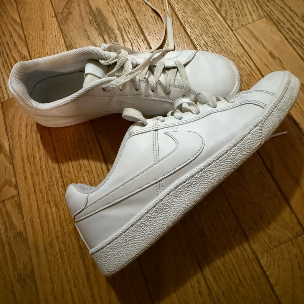 Nike size 9 White Low-Top Sneakers